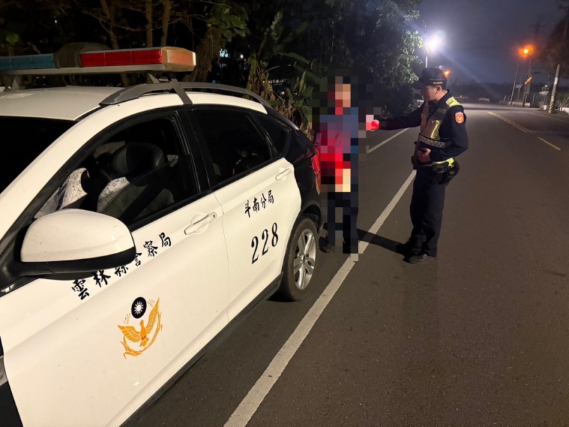 失智老翁深夜徘徊古坑道路　斗南警巡邏發現即時送返家
