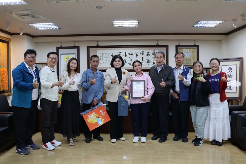 北港暖心高中生蹲地助長者整理衣鞋　雲林縣長接見表揚善行