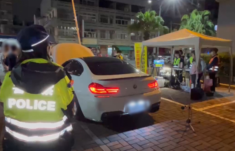 環警監測到一百零九分貝依噪音管制法向車主開罰