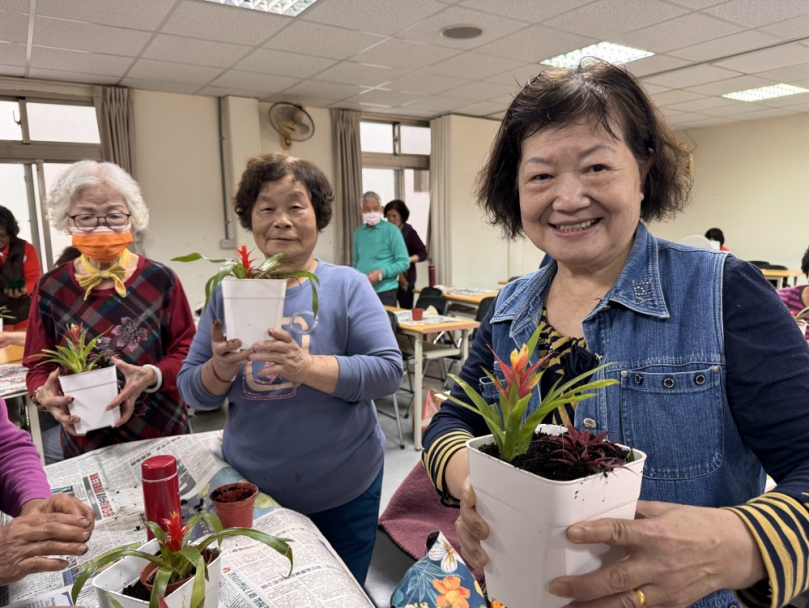 「耕心綠活、花藝迎春」30位長輩體驗耕作與花藝創作的喜悅與成就