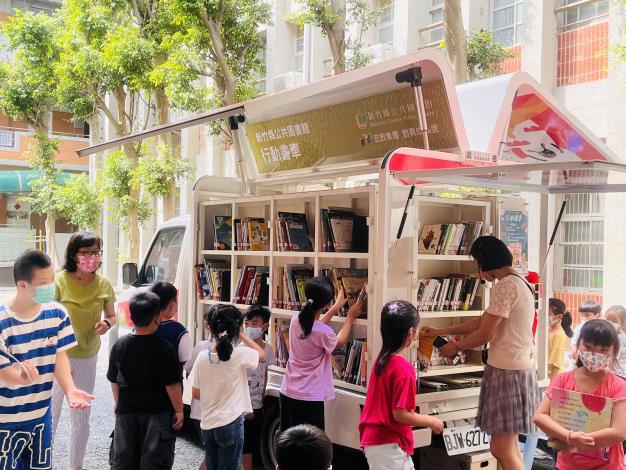 新竹縣校園行動書車又來囉！20場講座、15場書車巡迴及8場次「新書共讀箱」  3/25截止報名