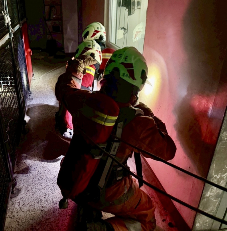 自救互救能力兼備   新竹市消防局新進消防人員火場生存訓練密集展開