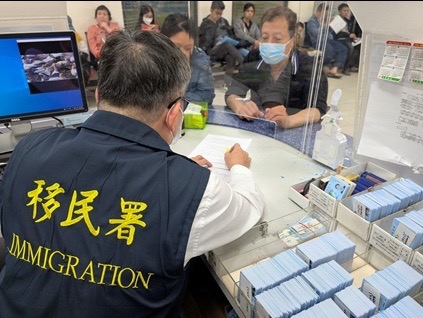 法度之中有暖光 鐵漢柔情助外僑度難關