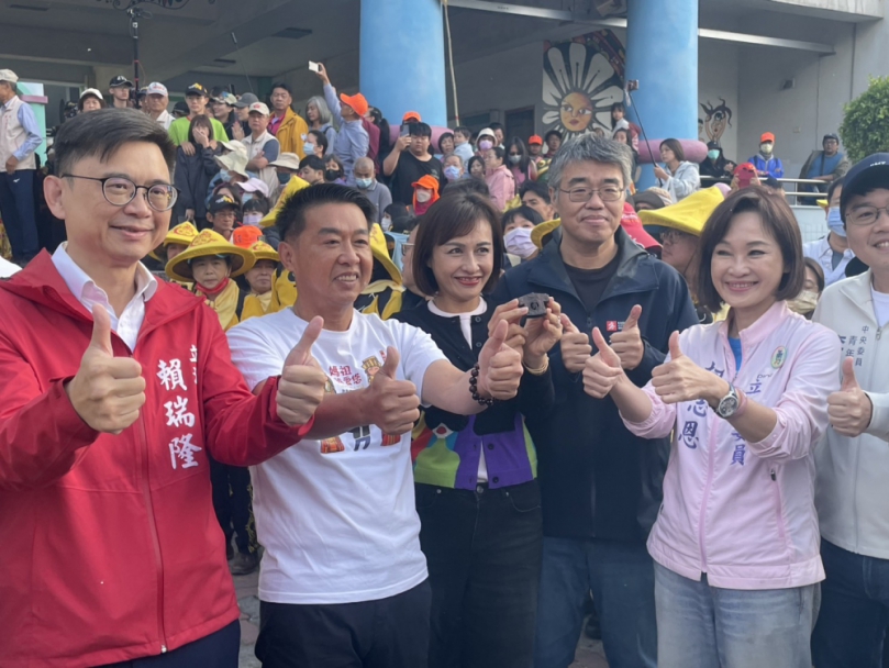 粉紅超跑到高雄國民兩黨都接駕