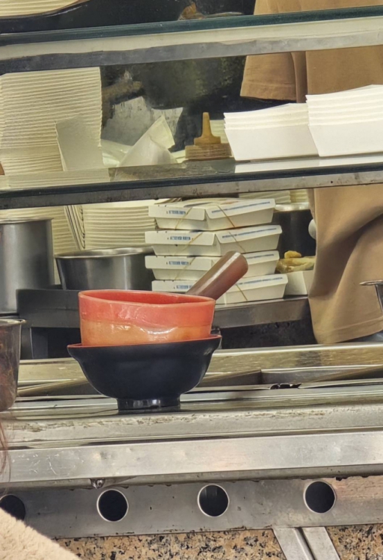 在追求口腹之慾的同時、食品安全、餐飲衛生與食材新鮮度、長年以來始終是消費者最為關切的核心議題、從街頭小吃到精緻餐廳、每一個環節都牽動著民眾的健康與信任、近日台中市豐原區源豐路上的一家餐館、卻因一則來自第一線消費者的驚人發現、在地方上掀起了關於食品安全潛在風險的熱烈討論、也再次敲響了對餐飲業衛生標準的警鐘。