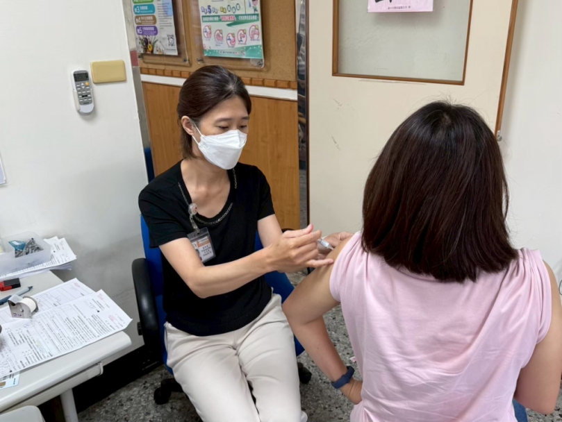 台中市自購流感疫苗開打   中市衛生局長曾梓展：數量有限、請把握機會儘速施打