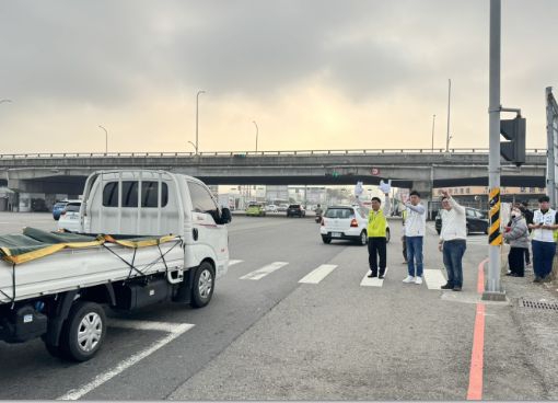 議員楊典忠由位外二位議員同於路旁向民眾致意請託支持