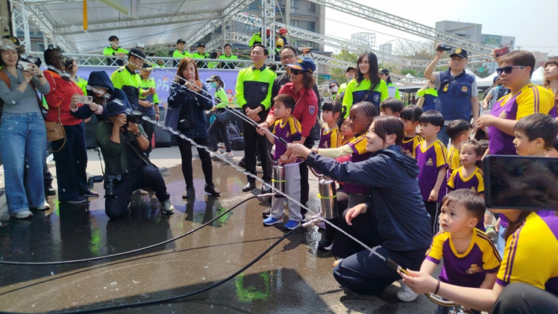 新竹市幼兒園消防體驗活動登場   射水滅火最受歡迎