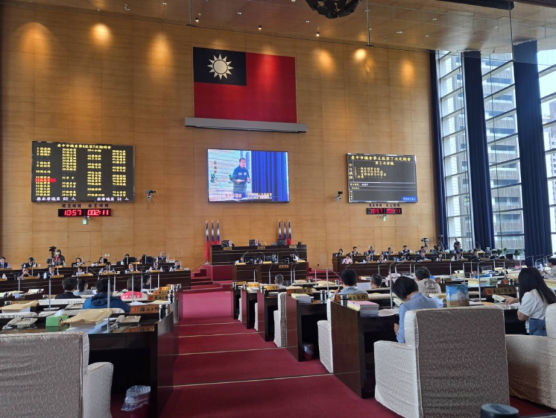 中市府提115年度台中市總預算第一次追加減預算案付委審議  國民黨議員劉士洲和民進黨議員周永鴻都質疑部分項目是否合乎迫切性需求  民進黨議員江肇國則質疑是為了讓盧市長在卸任前辦開工典禮  后里在地市議員陳本添為爭取后里行政中心的改建緩頰請求支持