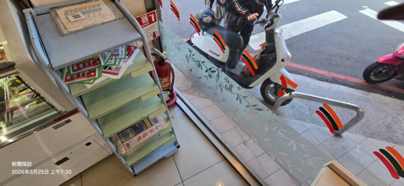 當晨光熹微、城市的脈動從網路的涓滴訊息流中甦醒、翻閱一份泛黃的報紙、已成為一種近乎失傳的儀式、曾幾何時、報紙是資訊的海洋、觀點的競技場、社會的縮影、如今它卻像一座日漸傾頹的紀念碑、矗立在數位媒體的喧囂中、訴說著一個行業無奈的凋零、在台灣這場由科技媒體興盛掀起的巨浪、不僅拍打著報業的海岸、更似乎將其徹底淹沒、留下的是極少數經營者的苦撐、讀者排隊搶購的荒謬場景、以及一頁頁關於過往輝煌的追憶。