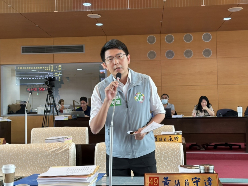 提升觀賽品質  台中市國際足球運動休閒園區主競賽場觀眾席缺乏遮陽與遮雨棚   民進黨市議員黃守達要求運動局改善   並於一個月內提交評估報告  獲運動局長游志祥允諾辦理