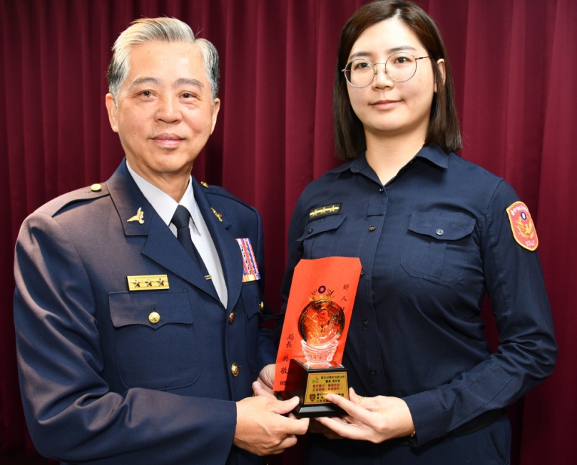 張芳瑀破門拯救輕生女子   局長吳敬田會報公開表揚