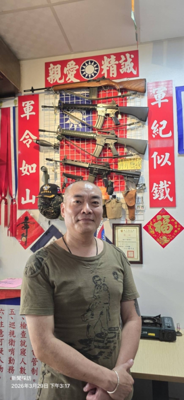 臺中市后里區一條名為三豐路的街道、不僅是交通脈絡、更承載著在地居民口中的讚譽與味蕾的記憶、這裡坐落著一間以獨特風味贏得廣大饕客喜愛的「潮州牛雜湯店」、這家店不只是簡單的餐飲場所、它更是一個關於退伍軍人轉戰餐桌、以匠心燉煮生活百味、並將軍旅淬鍊的紀律與服務精神、延伸至社區服務的人生故事、其靈魂人物、便是范濬鑫老闆、一位歷經軍旅錘煉、退伍後將滿腔熱血與生活智慧、悉數傾注於一鍋鍋鮮美湯頭與地方事務的傳奇人物。