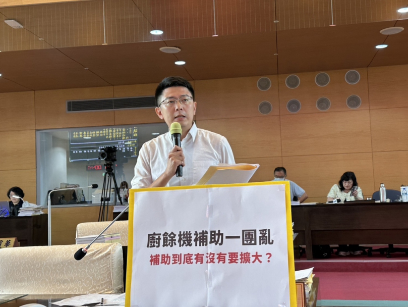 民進黨台中市議員黃守達批中市府廚餘機補助制度設計不良，導致審核作業耗費時間人力，進度拖沓，至今撥付數還不到一半