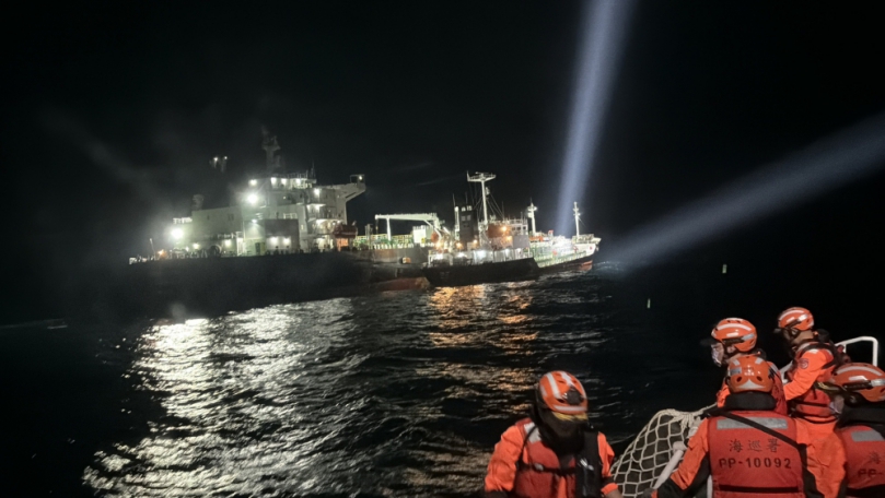 深夜直擊外籍船舶海上非法駁油海巡強勢攔查登檢蒐證