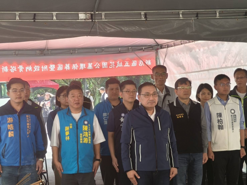 侯友宜市長於清明節當天視察新店五城花園公墓，與地方仕紳一同祈福祭祀。