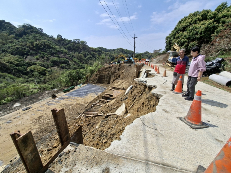 台中霧峰桐林暗坑巷便道豪雨又坍了   民進黨議員張芬郁要求加速復建工程
