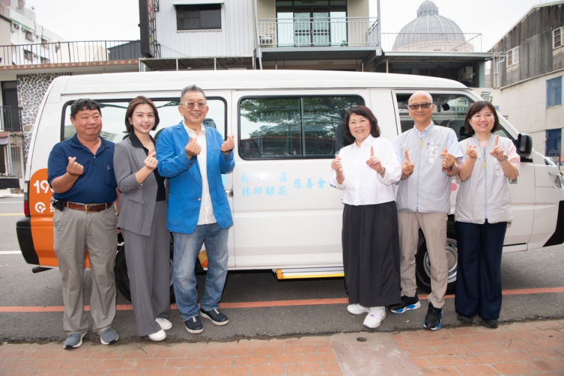 嘉義市公私協力打造高齡友善城市 市政顧問林文村回饋社會捐贈長照交通車