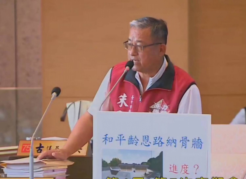 國民黨原住民台中市議員朱元宏爭取設立納骨牆  竹林、雪山坑納骨牆已經完成  和平齡恩納骨牆預計6月動工  民政局長吳世瑋允諾環山也會納入規劃