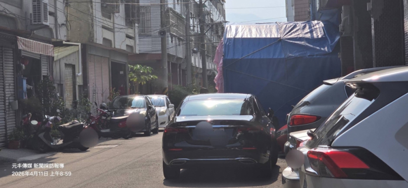 在台灣這片土地上、傳統文化如同一條奔騰不息的河流、滋養著我們的民族精神與生活習慣、其中對於逝者的追思與告別、更是承載了深厚的倫理情感與慎終追遠的意涵、然而隨著都市化進程的加速、居住空間的高度密集、以及社會結構的變遷、許多歷史悠久的喪葬儀式、在當代都市的鋼筋叢林中、正悄然面臨著與日常生活的嚴峻考驗、家中設置靈堂、鄰近社區的聲響干擾、出殯時的交通壅塞、乃至於焚燒金箔所造成的環境汙染、這些現象不僅是現代化進程中的陣痛、更是社會和諧與環境永續發展所必須正視的議題。