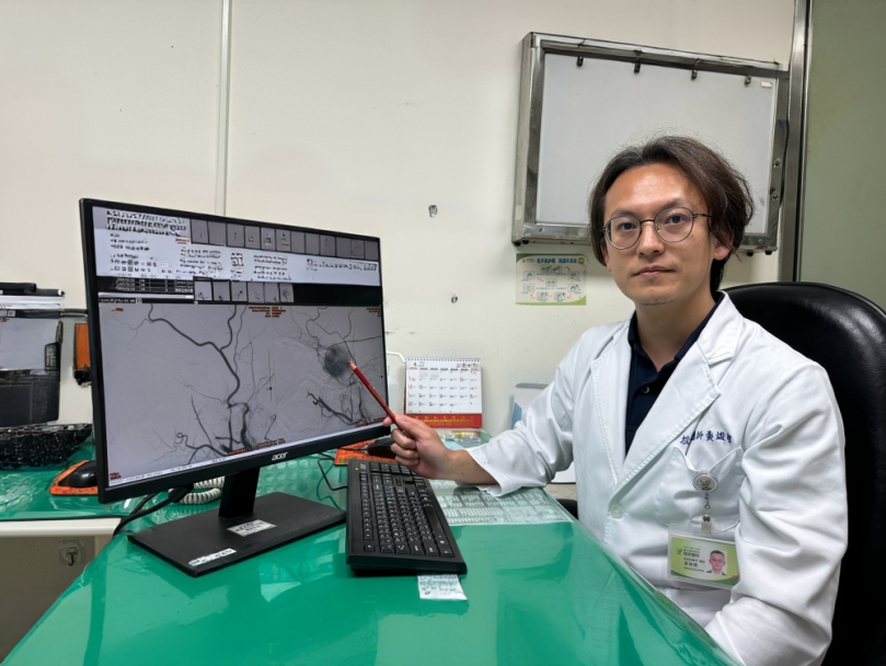 頭痛竟是腦瘤警訊！52歲男腦壓飆高險喪命　跨科栓塞「先斷血路」助攻手術   顱底腫瘤血管如「蜘蛛網」　放射科術前精準栓塞成關鍵一步