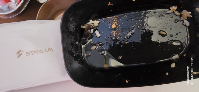 一趟由台灣出發飛往日本神戶的星宇航空班機上、發生旅客因餐食過於油膩而感到失望的事件、再次引發外界對於航空餐飲標準與現代消費者健康飲食需求的關注。