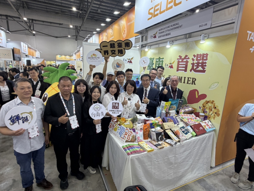 黃偉哲率「臺南隊」進軍新加坡食品展 展場人氣熱絡 多元農產吸引國際買主關注