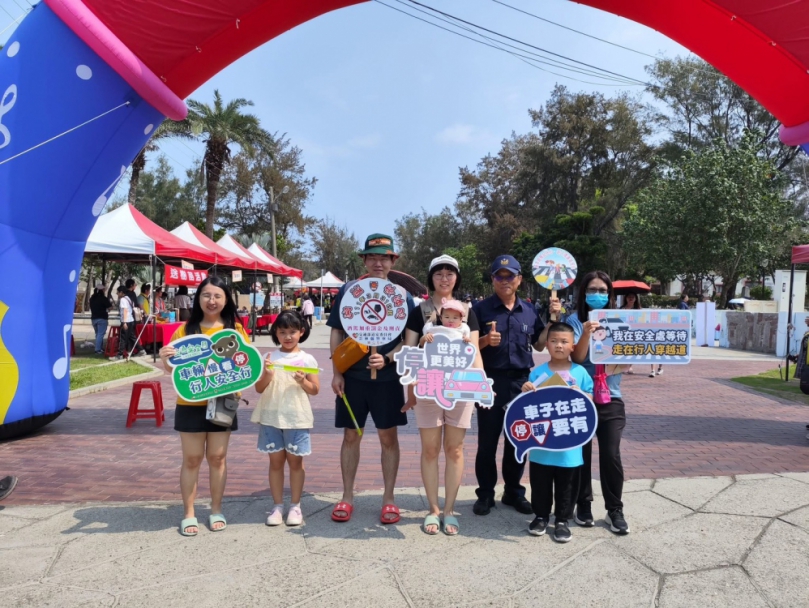 三代同堂慶母親節　警進活動宣導慢看停守護行人安全