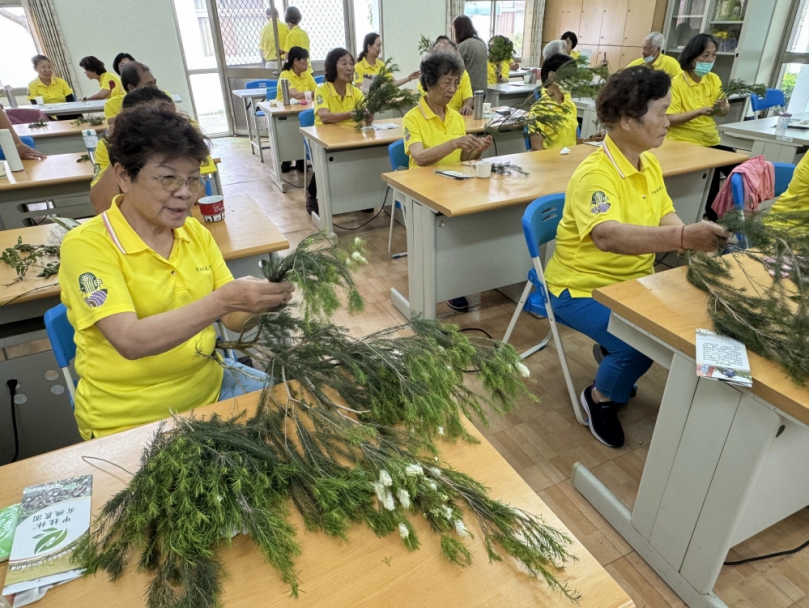 推動花草慢生活課程結合蒸餾實作　30位長輩實際體驗療癒身心