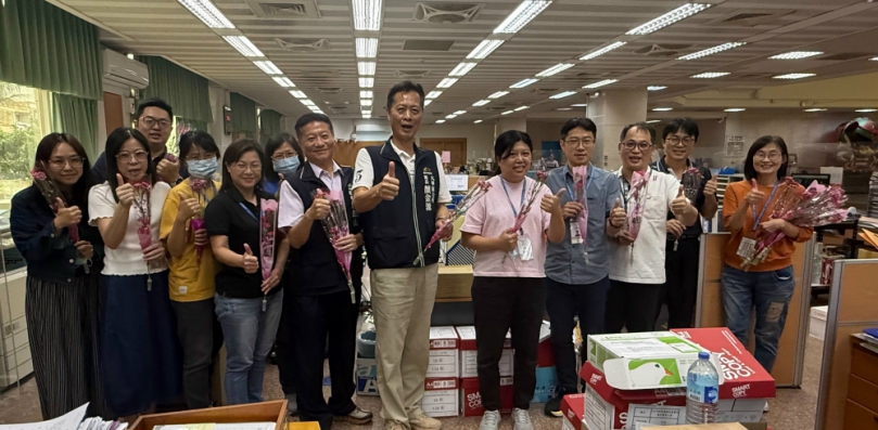 大甲公所發送康乃馨  祝福天下媽媽母親節快樂
