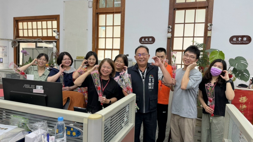 后里區公所母親節送暖　贈在地康乃馨傳遞感恩祝福