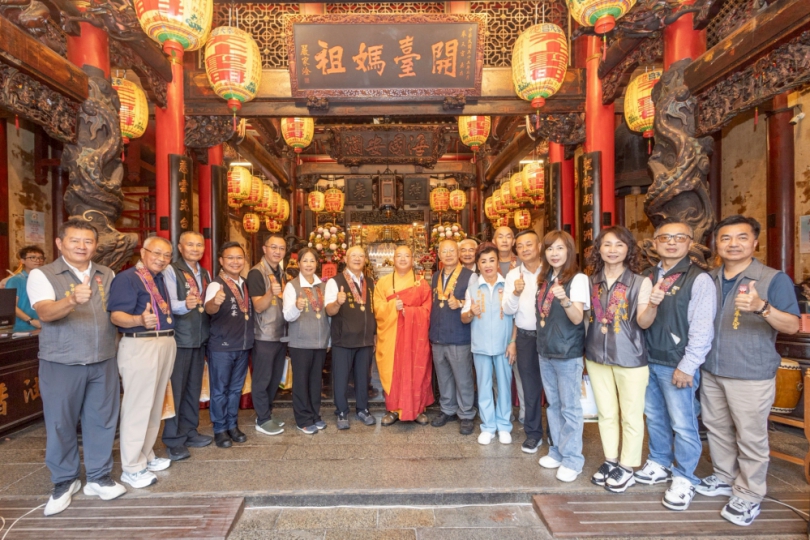 佛光山心保住持率圓滿受戒僧眾行腳托缽 抵達新港奉天宮祈福圓滿
