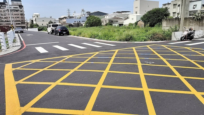 中市龍井區龍泉市場前道路塌陷及占用民地問題遲不處理，市府人員還嗆提告