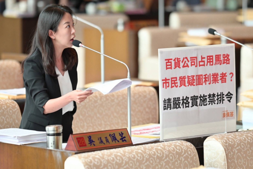 百貨商場假日排隊塞爆居民回家路吳佩芸批市府放任「道路私有化」及造成交通混亂