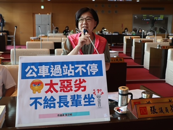 民進黨台中市議員張芬郁痛批公車過站不停太惡劣 ? 交通局長竟稱比例很少
