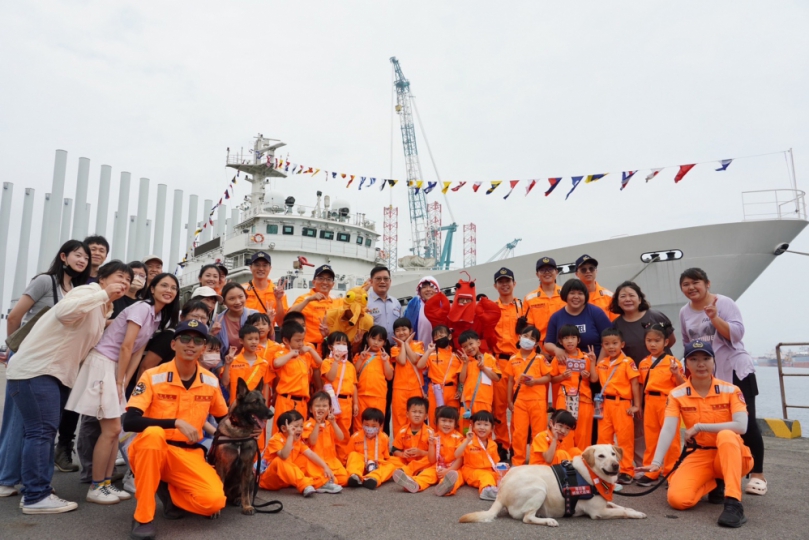 大手牽小手登上台中艦幼童化身「小小海巡員」認識海巡工作