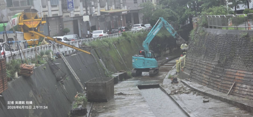 連日不斷的陰雨、也似乎沖刷不清一些工程執行中潛藏的隱憂、今日、有民眾在透過連綿不斷的雨勢間隙、意外驚見后里區文明橋圳溝進行著水泥灌漿工程、這一幕、不僅讓觀察者為之側目、更引發了對於工程品質、執行時機以及相關單位監管嚴謹度的深刻質疑、在天候嚴峻、雨水充沛的條件下進行這項本應精準配比、嚴格控制的水泥工程、究竟是承攬商的急急完工、還是相關單位的疏忽、此舉的長遠影響、恐將超出當前雨水稀釋水泥的程度、為地方基層設施埋下日後的隱患。