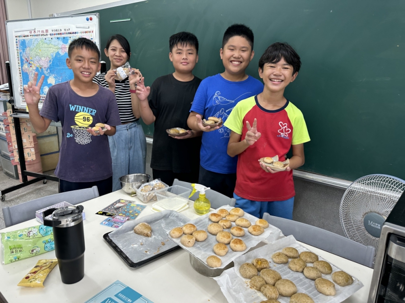 台東縣香蘭國小畢業生親自做點心，為畢業典禮增添美味