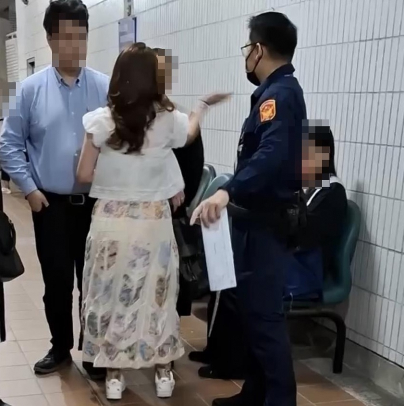 惡霸女無悔意再於法庭灑潑   法官裁定七月二日起延押兩個月