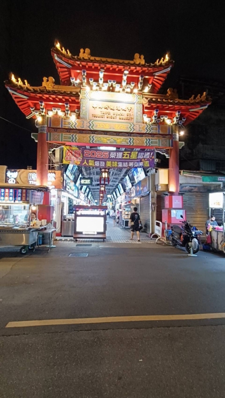 台北華西街商圈變越南風情