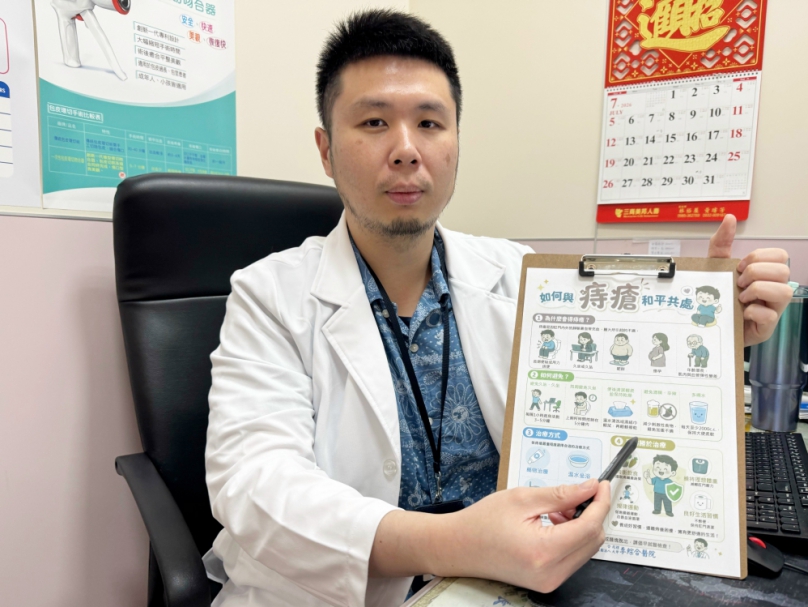 上班族男性忙碌久坐辦公室  痔瘡復發造成血栓
