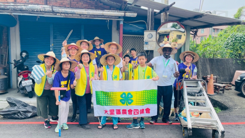 大里區農會四健志工隊擦拭路口反光鏡服務   迦納草根大使特來共襄盛舉