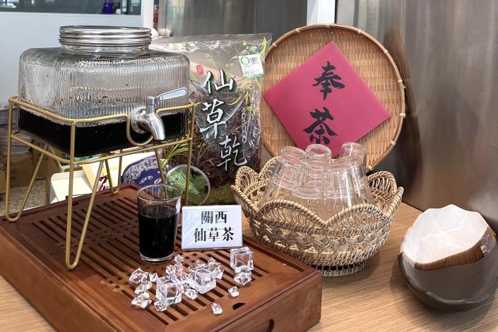 新竹高鐵站奉茶   一杯在地仙草茶打開國際旅客新眼界