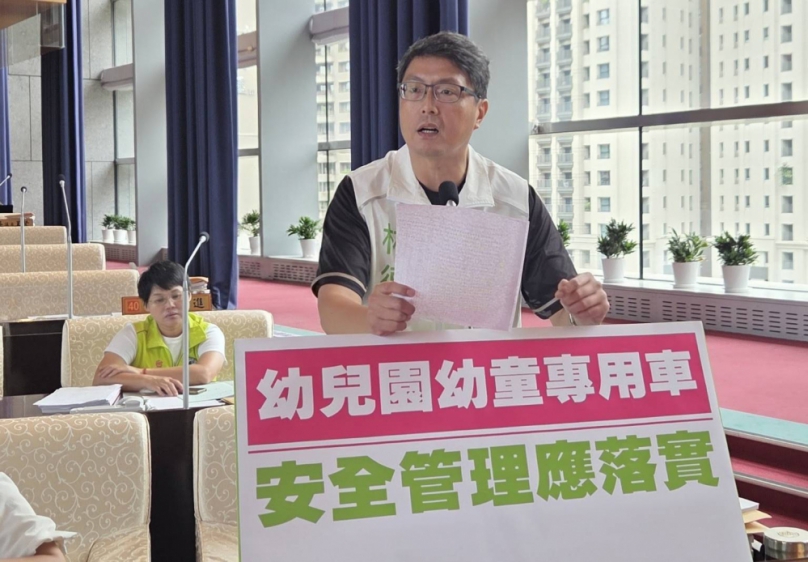 112年至今台中市發生133件幼童專用車交通違規  中市府教育局對有交通違規紀錄的幼兒園未列入重點稽查  民進黨台中市議員林德宇認為教育局明顯失職  中市府：守護幼童乘車安全  普查嚴管幼兒園娃娃車  違規肇事駕駛禁任