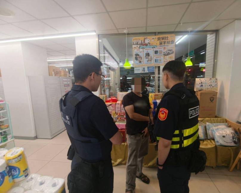 純情男跨國網戀暈船險寄出金融卡   烏日警超商聯防阻詐