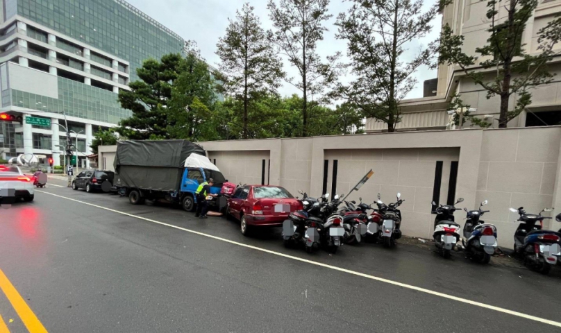 非洲籍男子駕車途中因煞車失靈撞及路旁十六輛汽機車無人受傷