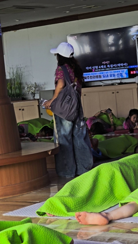 旅遊作為現代生活的重要組成部分、不僅是跨越地理邊界的遷徙、更是一場關於個人在公共空間中如何與陌生人共處的考驗、當遊客走出國門、進入異國的文化領地、個體的舉止往往成為國族文明的折射鏡、近期在韓國的兩次經歷、從凌晨的汗蒸幕到機場的安檢大廳、深刻地揭示了「個人主義」如何在缺乏公共規範的情況下、演變為對他人的侵擾。