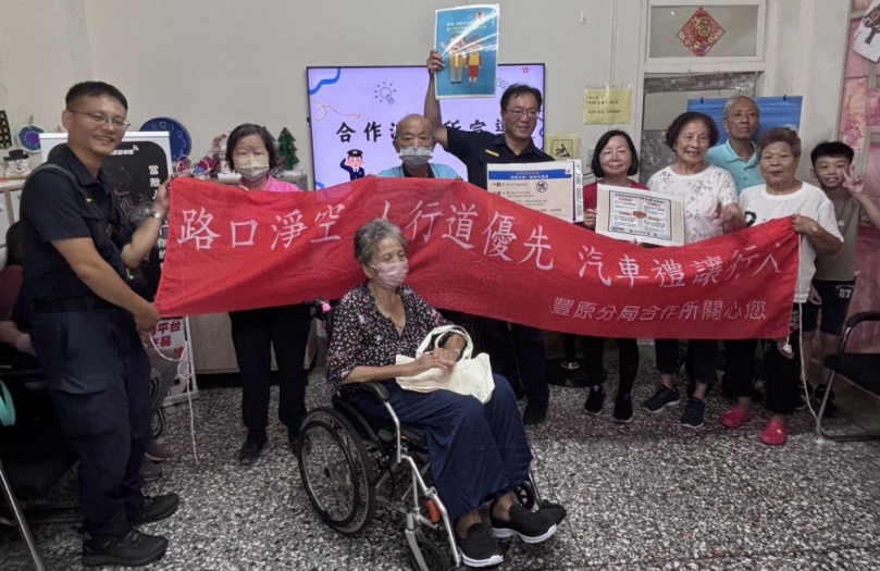 大型車轉彎藏危機　 豐原警前進據點宣導長者安全過馬路