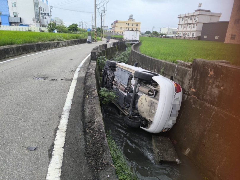 女子開車途經清水區菁埔路近三田路口發生摔車意外造成三傷