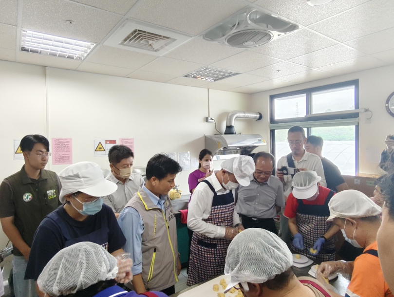 行銷身障機構秋節產品 翁章梁縣長若竹兒親手烘焙推廣